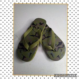 Boys camouflage flip flops green and black size 11-12 toddlers.